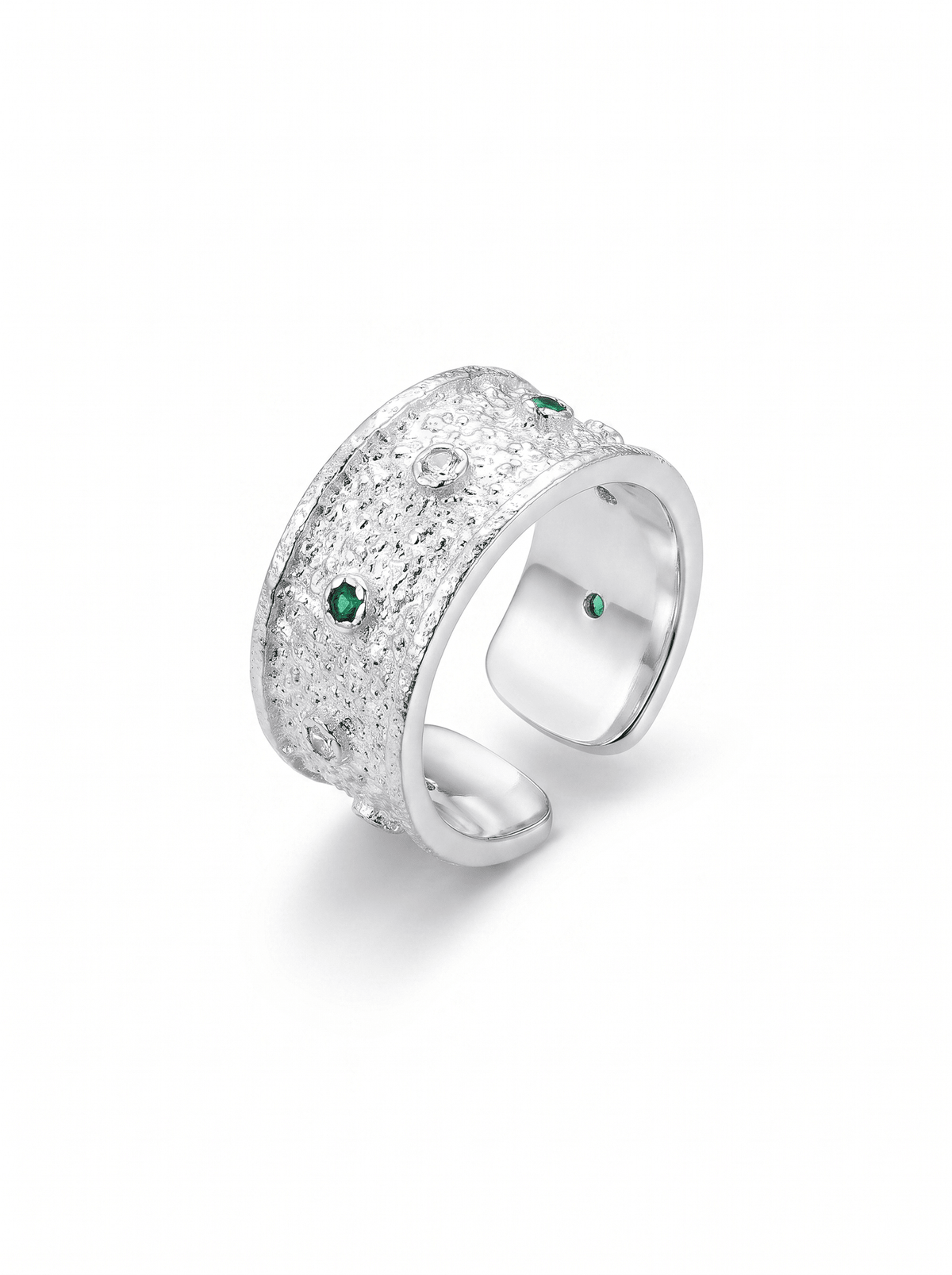 Anillo Polvo de Estrellas, banda ancha de plata con circones verdes, fondo blanco | Buono Joyas