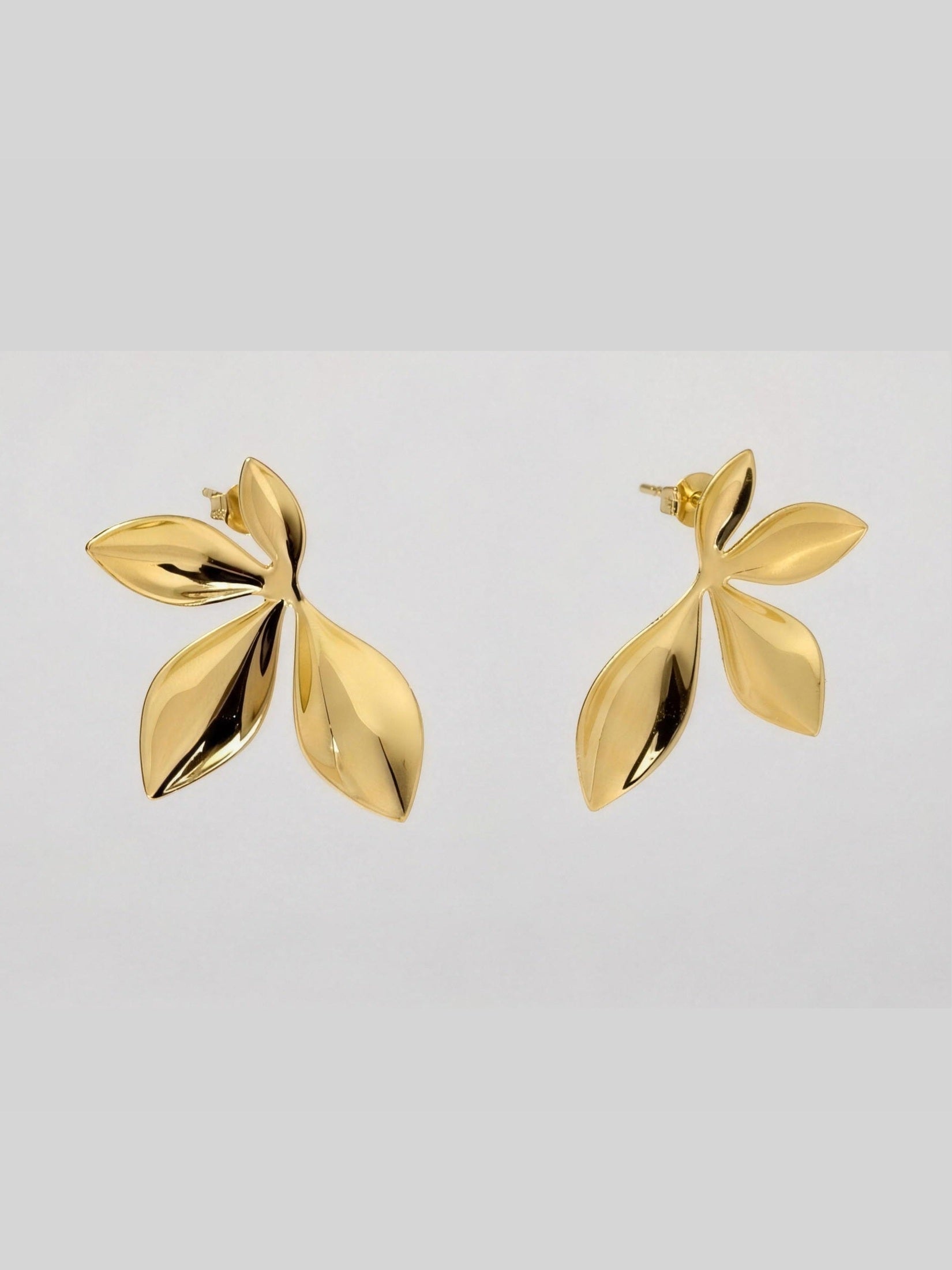 Aros hojas en abanico enchapados en oro 18k, sin exhibidor · libre de níquel | Buono Joyas