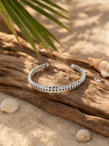 Esclava plata Buono sobre madera de playa