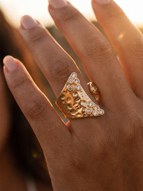 Anillo martillado con circones, detalle macro - Buono Joyas