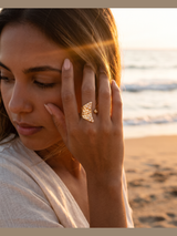 Anillo martillado con circones en la playa a la hora dorada - Buono Joyas