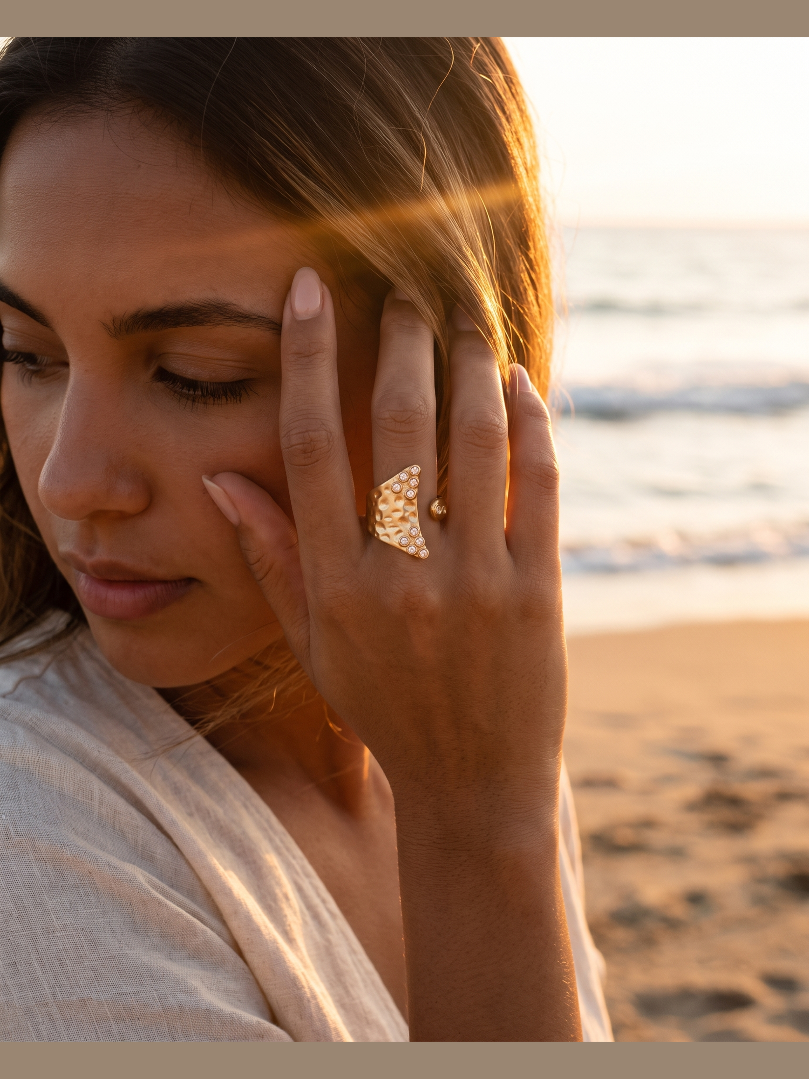 Anillo martillado con circones en la playa a la hora dorada - Buono Joyas