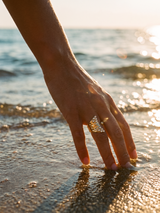 Anillo martillado con circones, mano en el mar - Buono Joyas