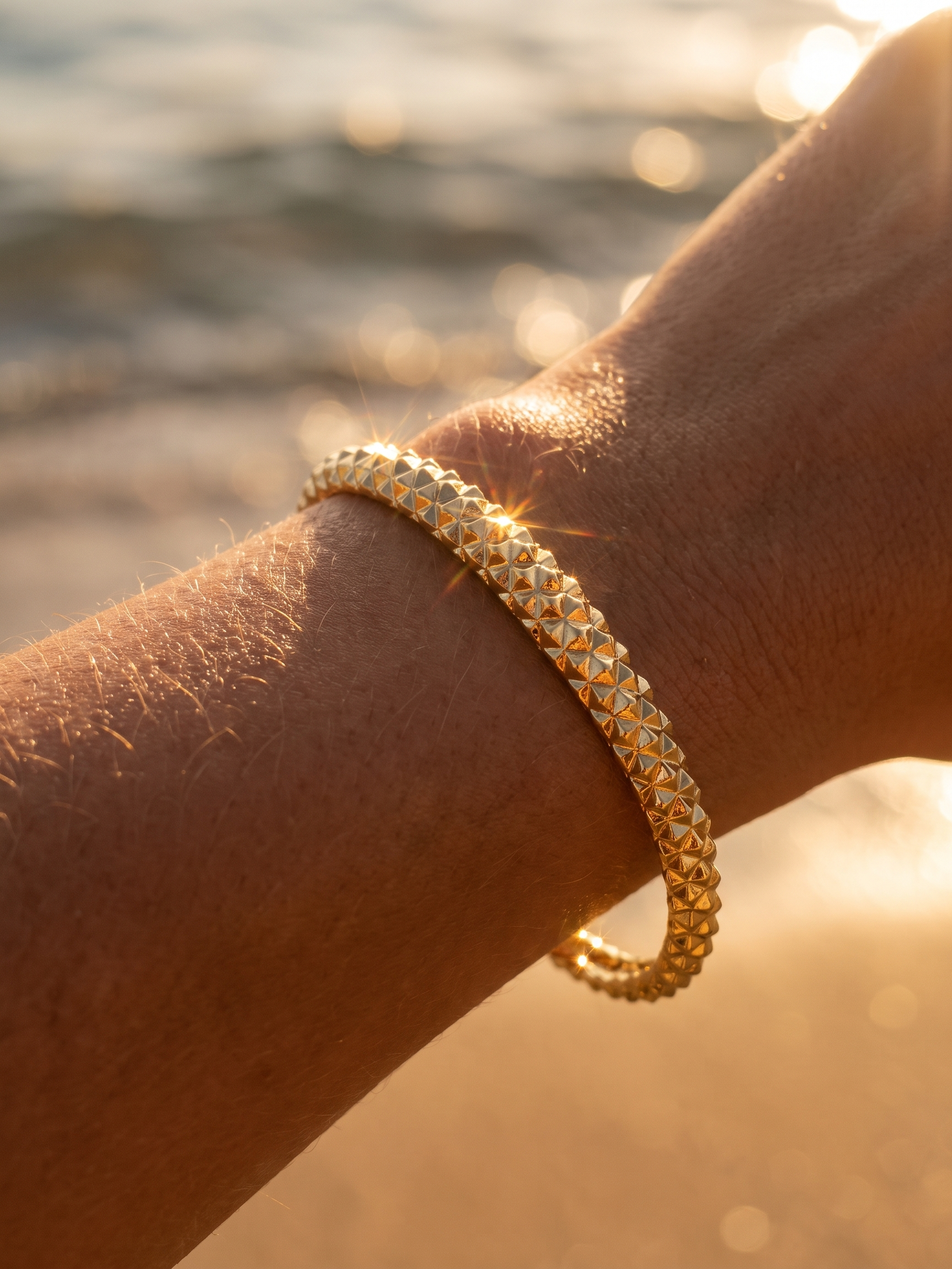 Esclava texturizada oro 18k en la muñeca · playa | Buono Joyas