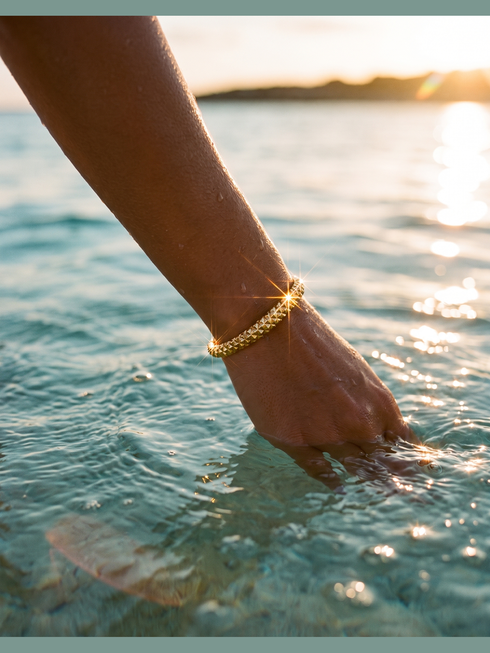 Esclava texturizada oro 18k · brazo entrando al agua | Buono Joyas