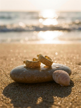 Argollas forma C texturizadas, playa golden hour