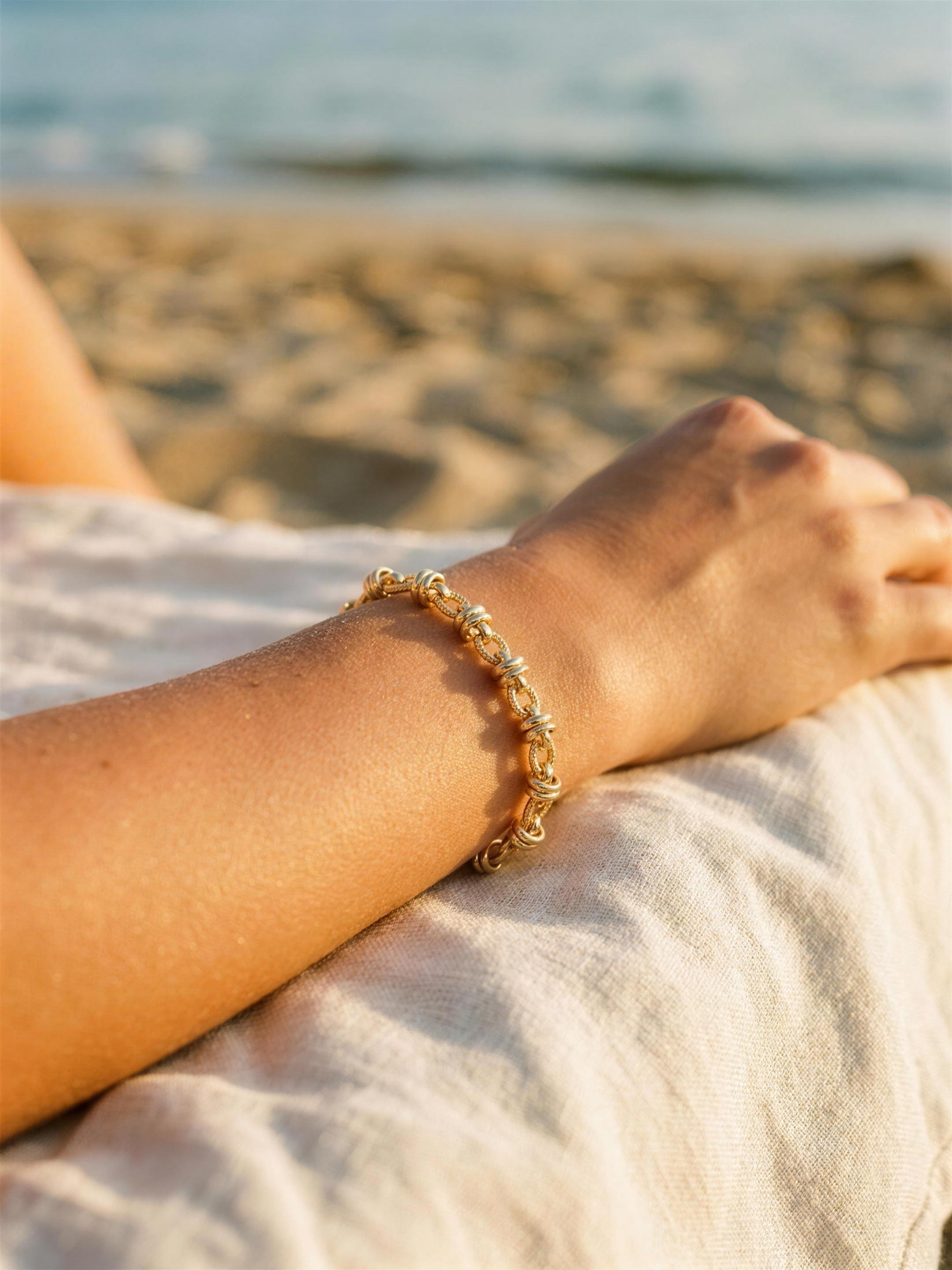 Pulsera tipo Tiffany sobre toalla de playa
