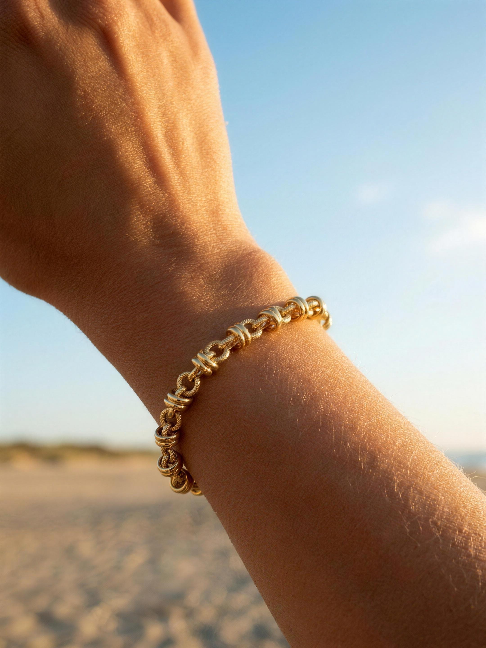 Pulsera tipo Tiffany en la muñeca contra el cielo