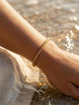 Pulsera de mostacillas dorada en la playa al atardecer | Buono Joyas