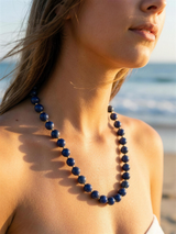 Collar XL lapislázuli en el cuello, playa golden hour | Buono Joyas