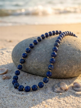 Collar XL lapislázuli sobre la arena al atardecer | Buono Joyas