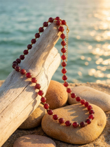 Collar XL con ágata rosa sobre madera frente al mar · enchape oro 18k | Buono Joyas