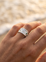 Anillo Polvo de Estrellas de plata con circones verdes en la mano, playa | Buono Joyas
