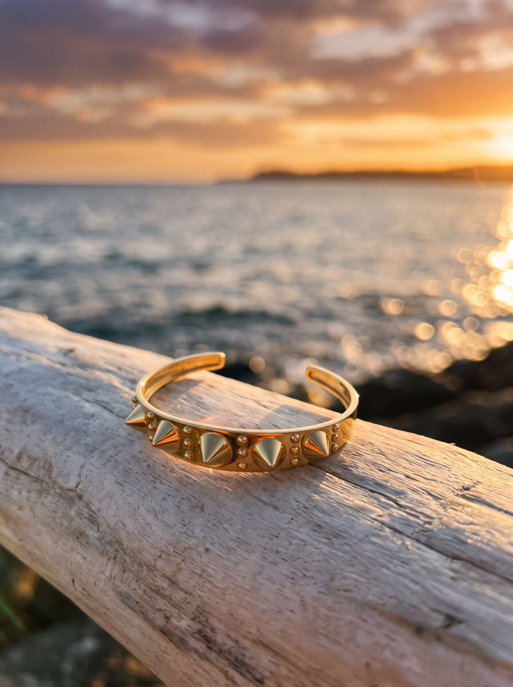 Brazalete Apex sobre madera frente al mar al atardecer | Buono Joyas