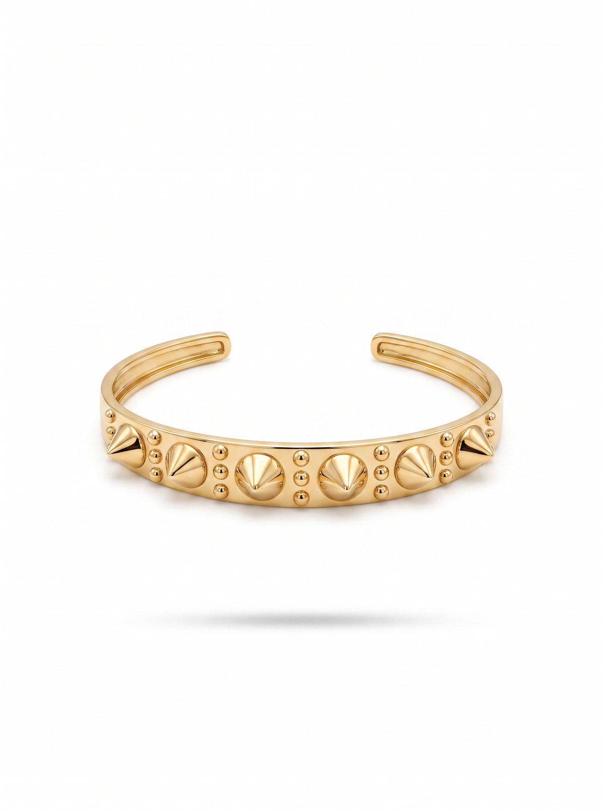 Brazalete Apex de enchape de oro 18k con pinchos y remaches, fondo blanco | Buono Joyas