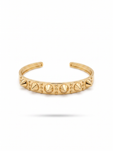 Brazalete Apex de enchape de oro 18k con pinchos y remaches, fondo blanco | Buono Joyas