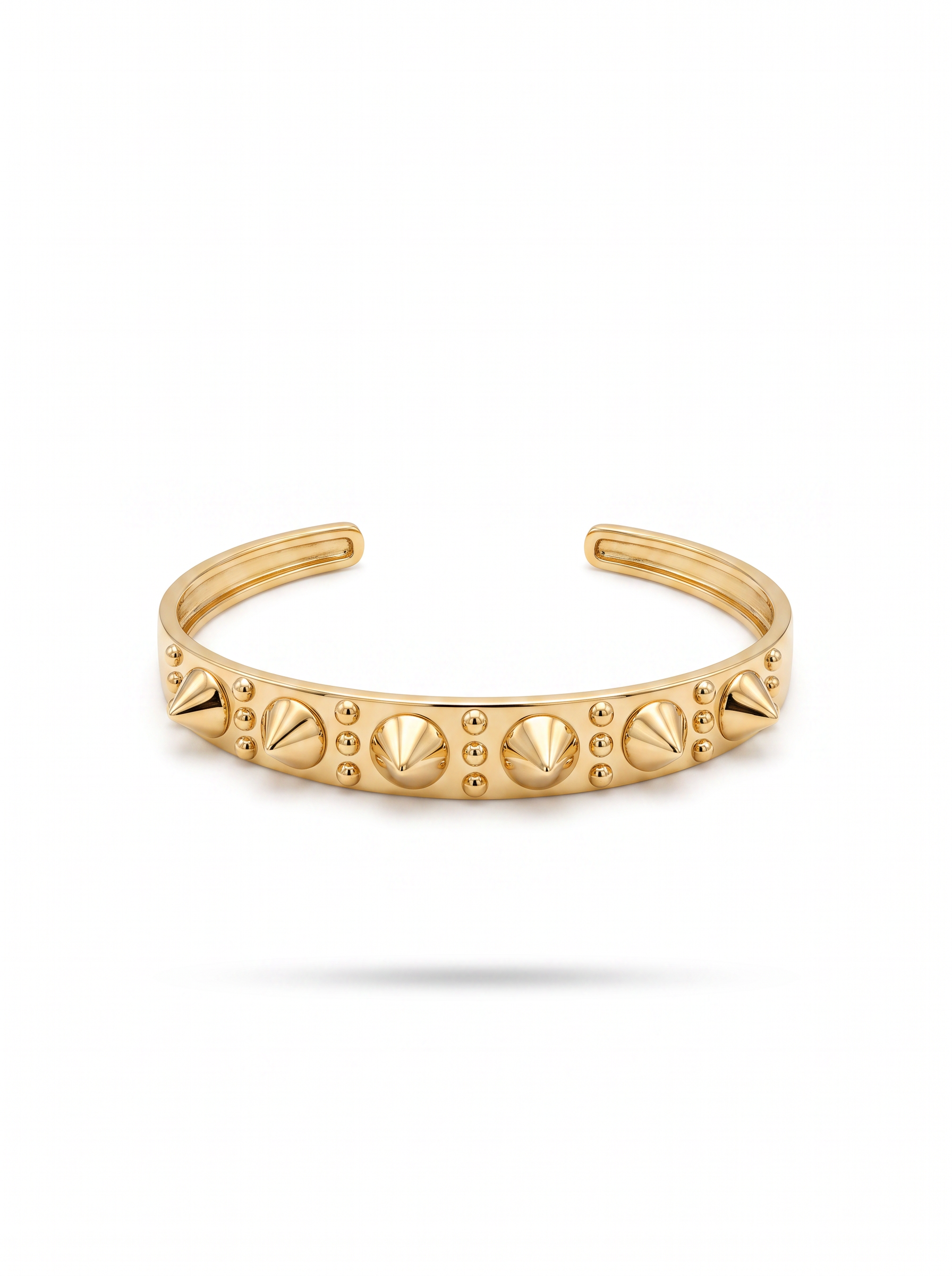 Brazalete Apex de enchape de oro 18k con pinchos y remaches, fondo blanco | Buono Joyas