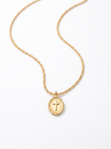 Cadena con Cruz de enchape de oro 18k con medalla de 1 cm, fondo blanco | Buono Joyas