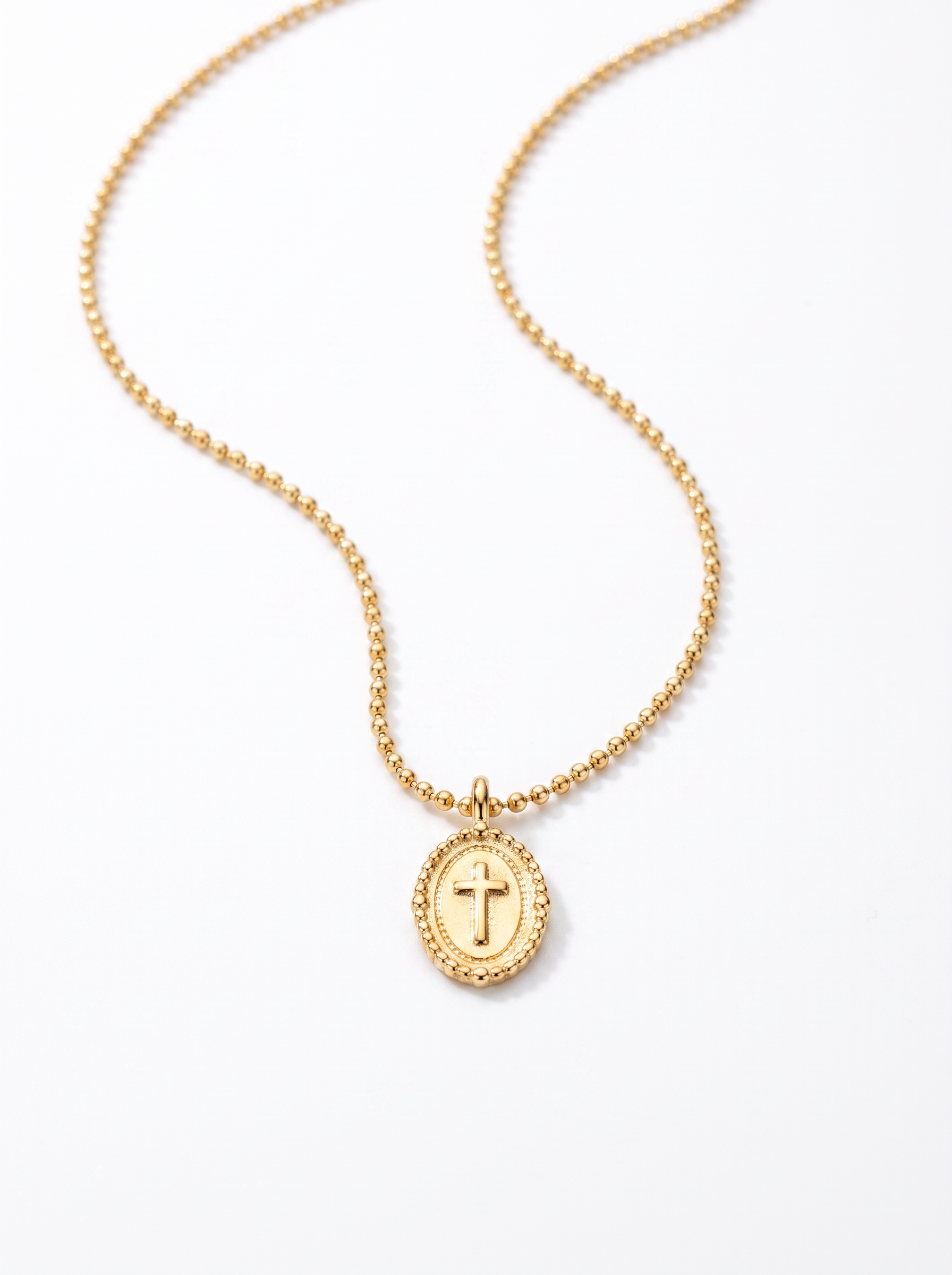 Cadena con Cruz de enchape de oro 18k con medalla de 1 cm, fondo blanco | Buono Joyas