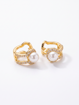 Argollas Elegance de enchape de oro 18k con perla y circones, fondo blanco | Buono Joyas