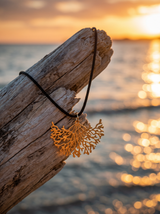 Collar Árbol de la Vida sobre madera frente al mar al atardecer | Buono Joyas