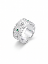 Anillo Polvo de Estrellas, banda ancha de plata con circones verdes, fondo blanco | Buono Joyas