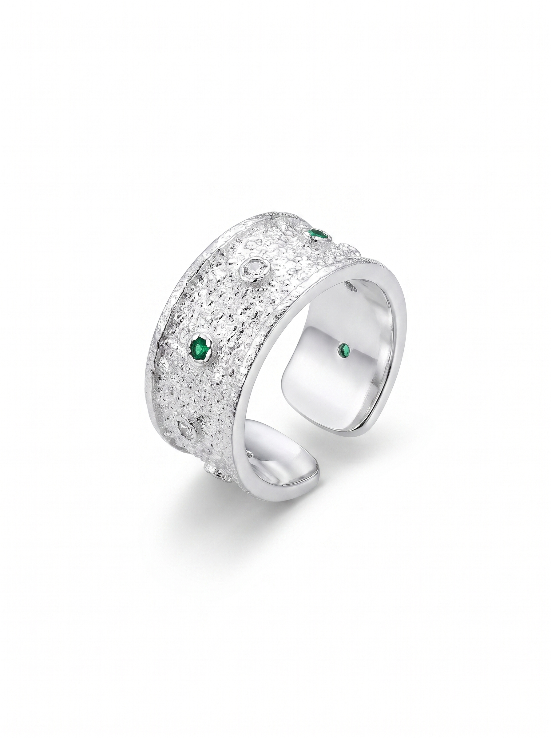 Anillo Polvo de Estrellas, banda ancha de plata con circones verdes, fondo blanco | Buono Joyas