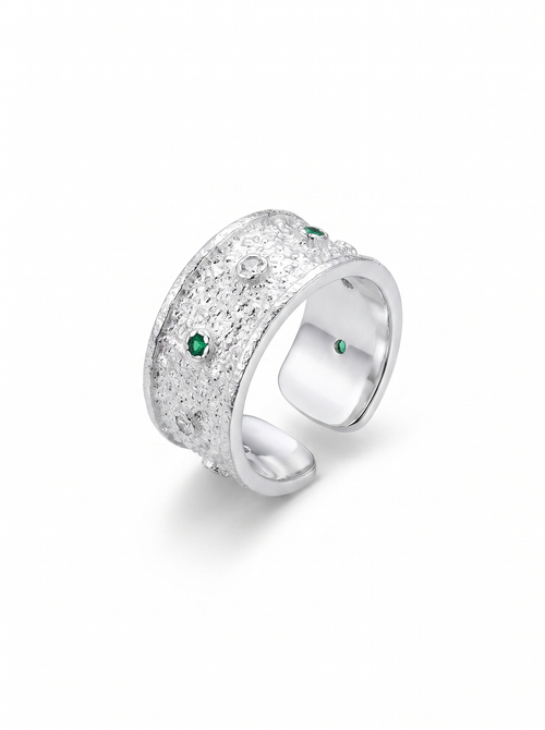 Anillo Polvo de Estrellas, banda ancha de plata con circones verdes, fondo blanco | Buono Joyas