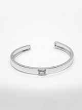 Brazalete Cuff Plata con piedra central, fondo blanco | Buono Joyas
