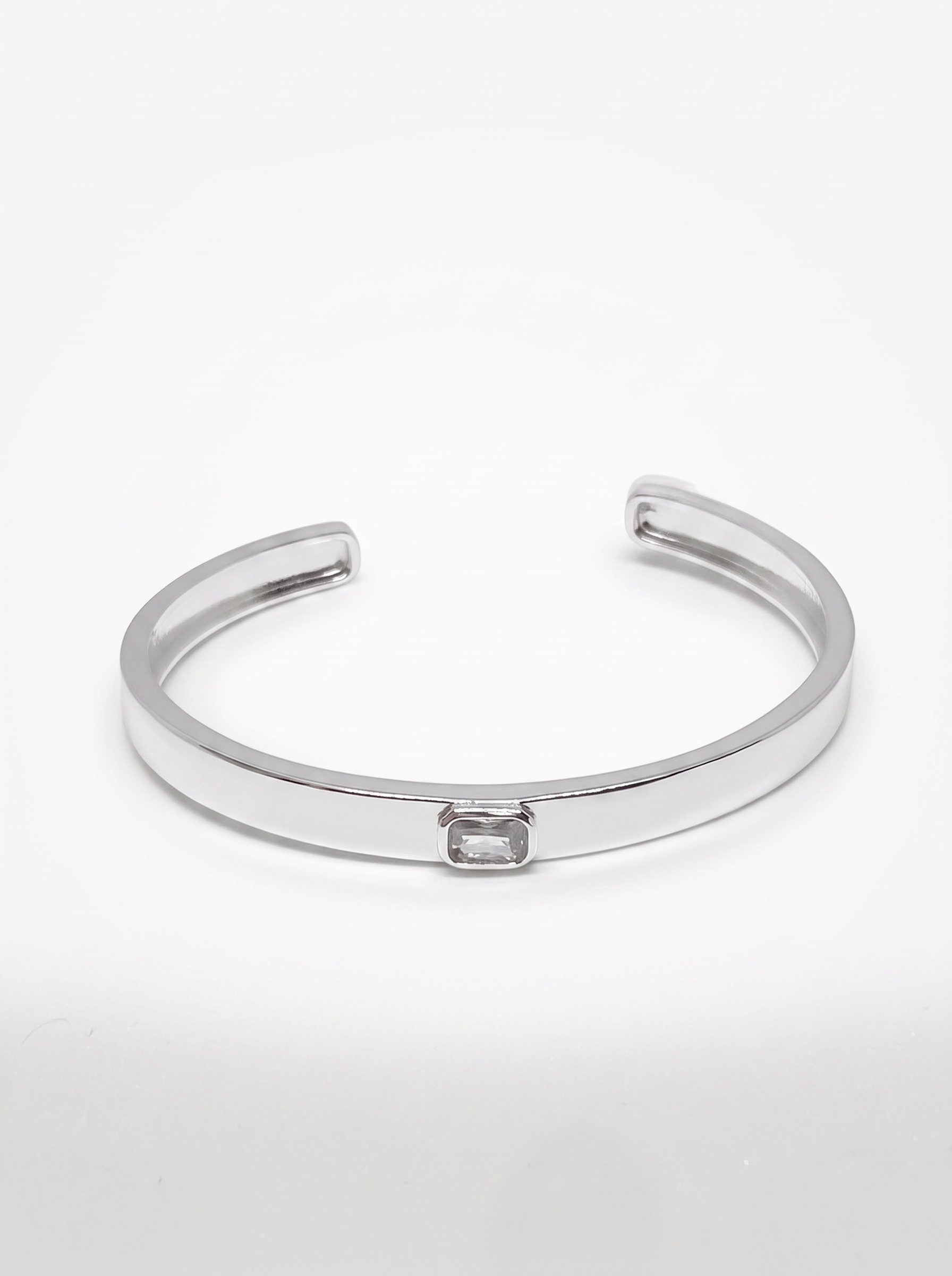 Brazalete Cuff Plata con piedra central, fondo blanco | Buono Joyas