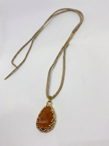 Collar Gamuza Ámbar con cordón beige y dije de ámbar, fondo blanco | Buono Joyas