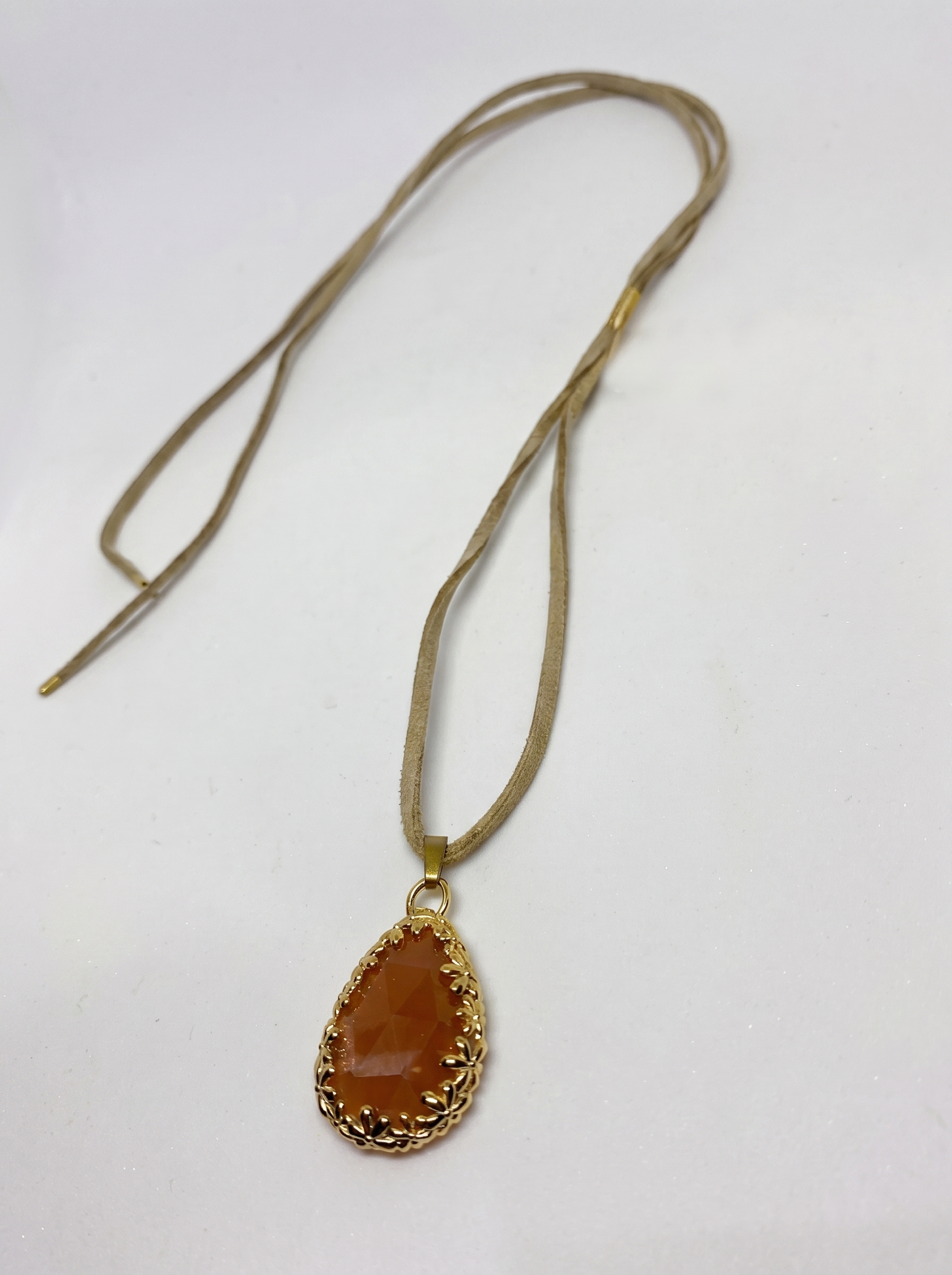 Collar Gamuza Ámbar con cordón beige y dije de ámbar, fondo blanco | Buono Joyas