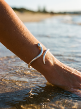 Brazalete Cleopatra de plata en la muñeca entrando al agua | Buono Joyas