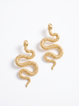 Aros Naja serpiente enchape de oro 18k, fondo blanco | Buono Joyas