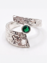 Anillo Gaia de plata texturizada con piedra verde, fondo blanco | Buono Joyas