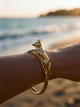 Detalle del zorro dorado del Brazalete Cuff, playa al atardecer | Buono Joyas