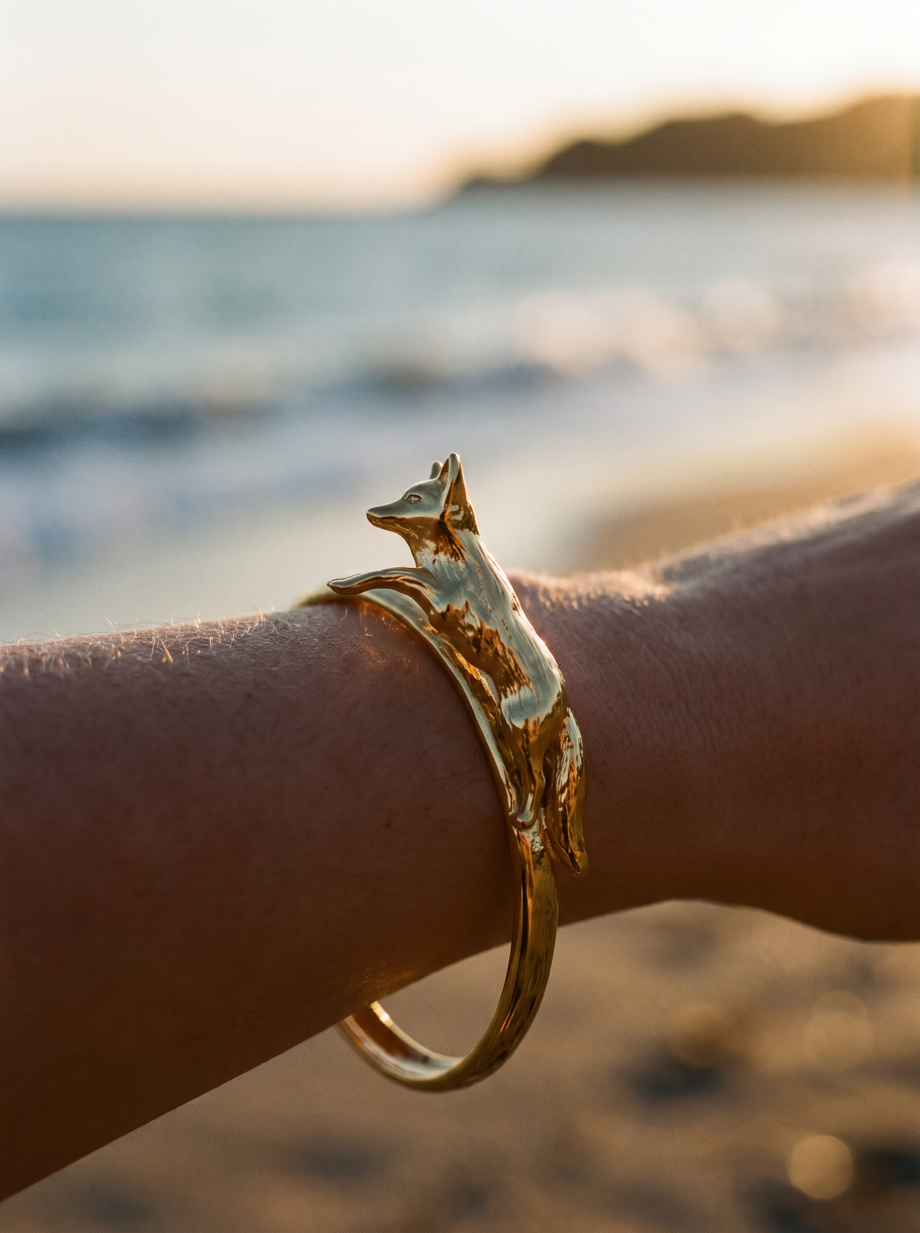 Detalle del zorro dorado del Brazalete Cuff, playa al atardecer | Buono Joyas