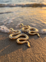 Aros Naja serpiente sobre la arena mojada con espuma de mar | Buono Joyas