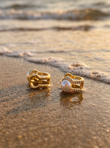 Argollas Elegance sobre la arena mojada con espuma de mar | Buono Joyas