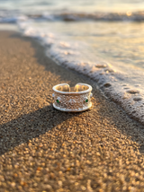 Anillo Polvo de Estrellas sobre la arena mojada con espuma de mar | Buono Joyas