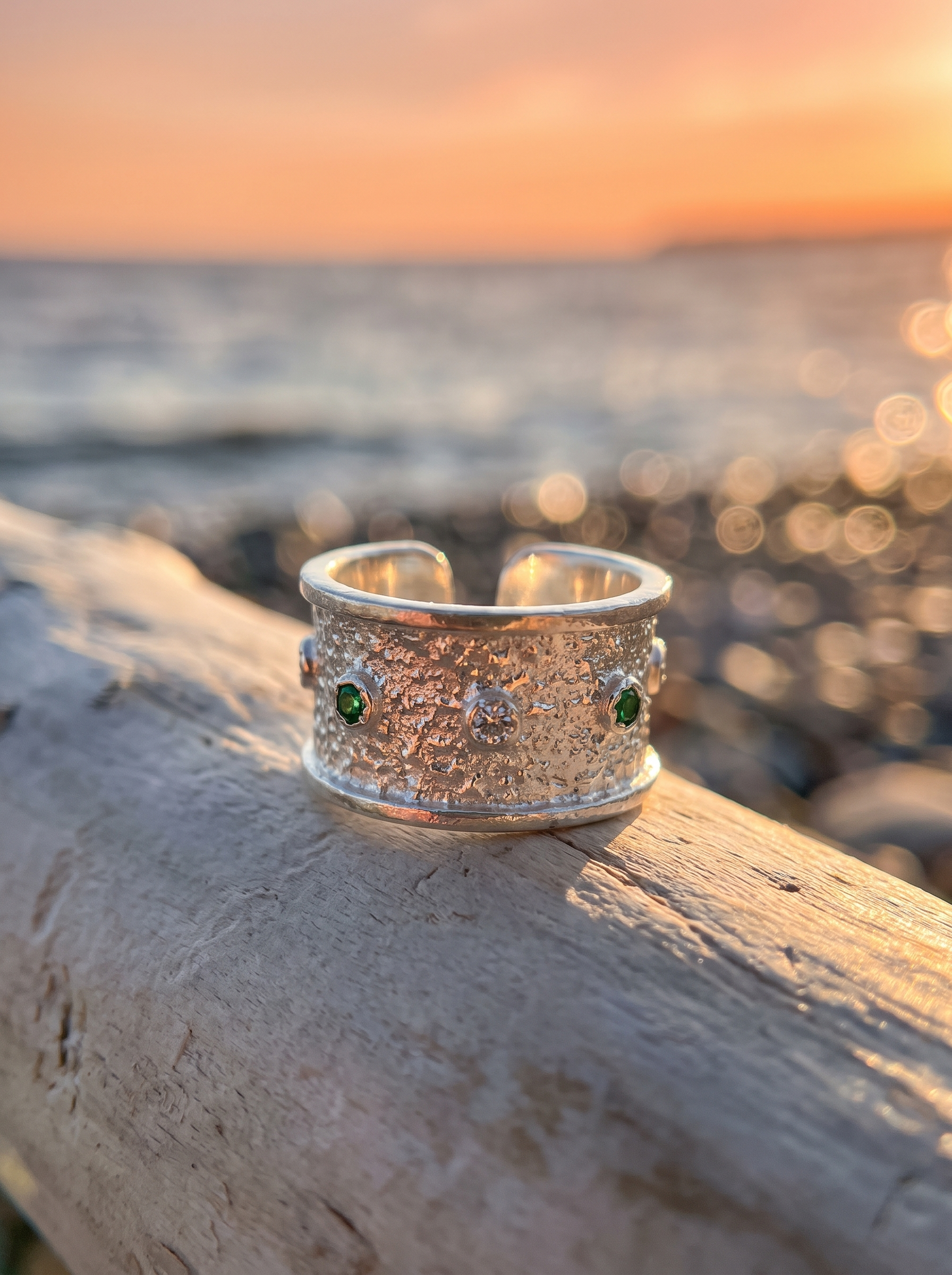 Anillo Polvo de Estrellas sobre madera frente al mar al atardecer | Buono Joyas