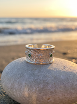 Anillo Polvo de Estrellas sobre piedra de playa al atardecer | Buono Joyas