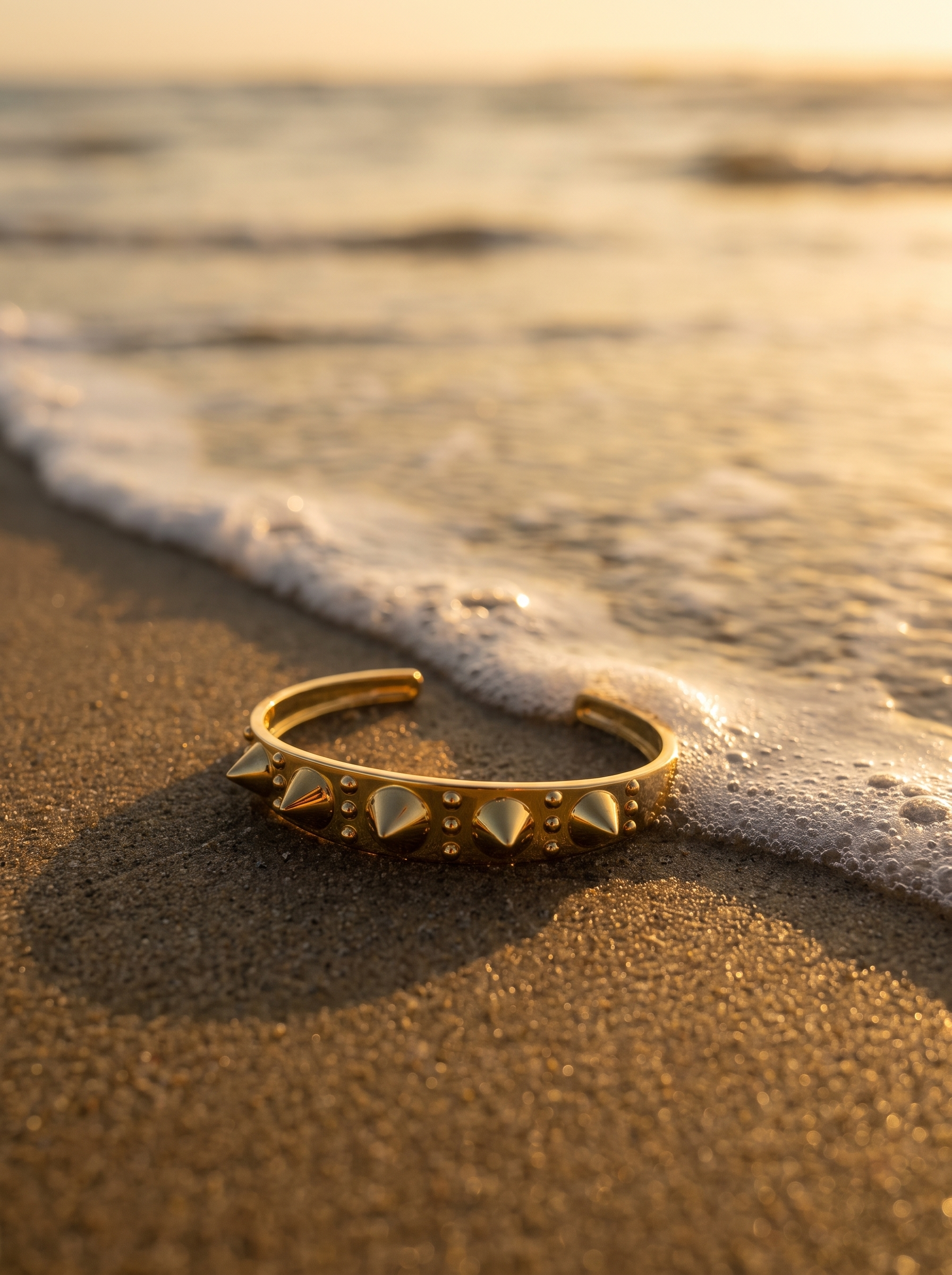 Brazalete Apex sobre la arena mojada con espuma de mar | Buono Joyas