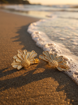 Aros Statement Flor sobre la arena mojada con espuma de mar | Buono Joyas