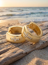 Argollas huggie con cruz grabada