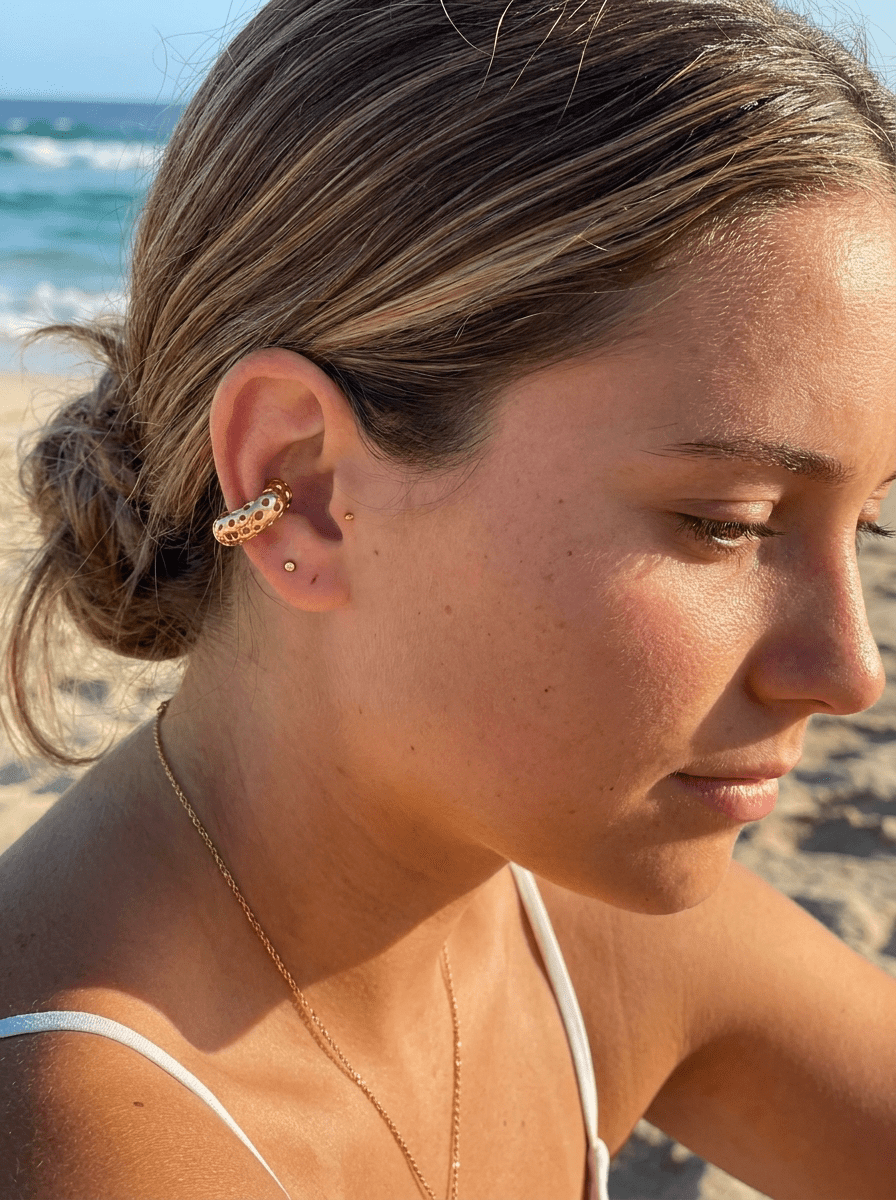 Ear Cuff Dots Dorado - Textura Brillante
