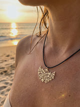 Collar Árbol de la Vida en el escote, playa al atardecer | Buono Joyas