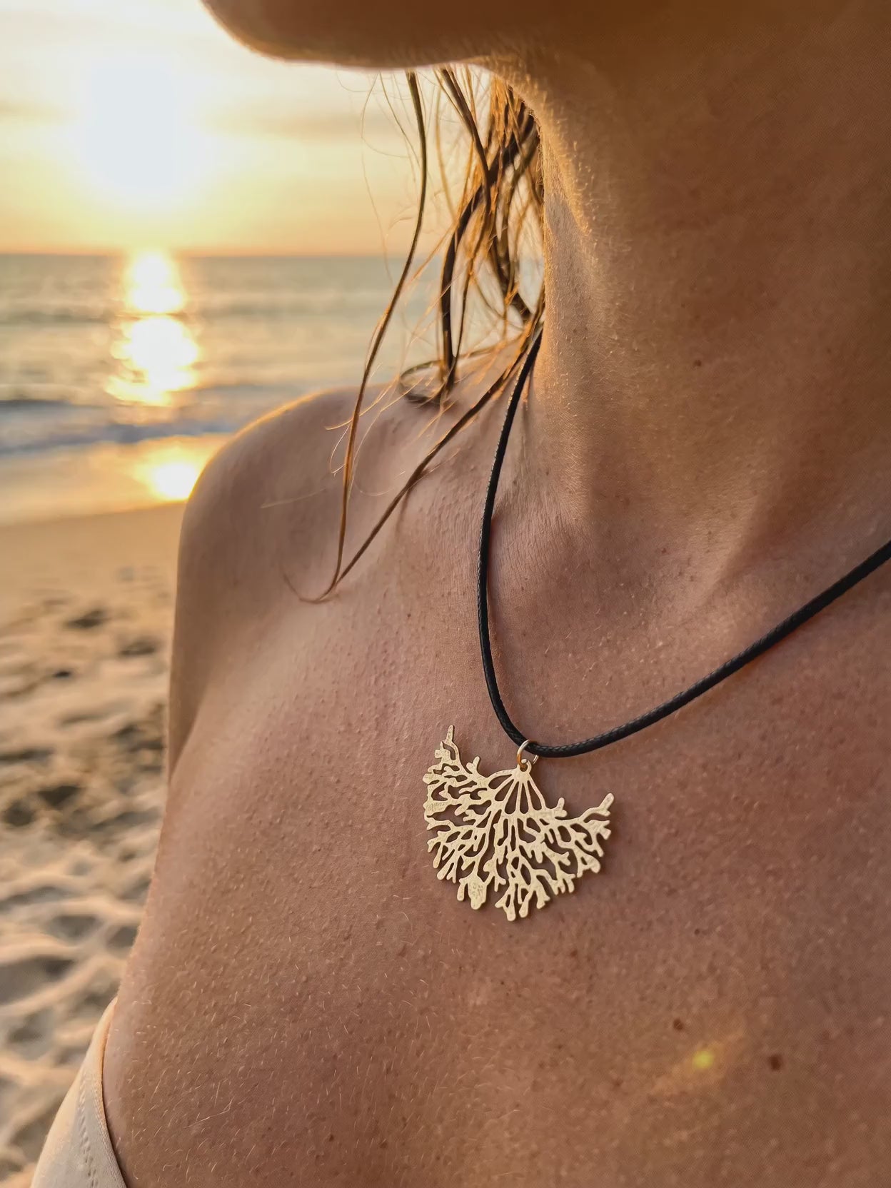 Collar Árbol de la Vida en el escote, playa al atardecer | Buono Joyas