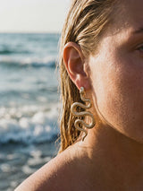 Aros Naja serpiente en la oreja, playa al atardecer | Buono Joyas