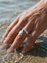 Anillo Gaia de plata con piedra verde, mano en el agua | Buono Joyas